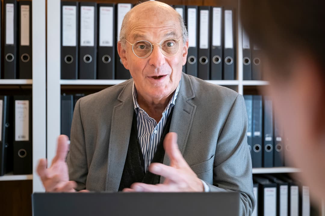 Un gars enseigne à son collègue