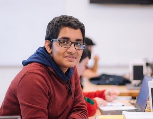 homme avec des lunettes en classe