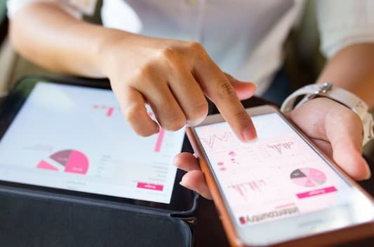 Un doigt tapant sur l'écran du téléphone