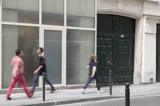 trois personnes marchant vite dans la rue