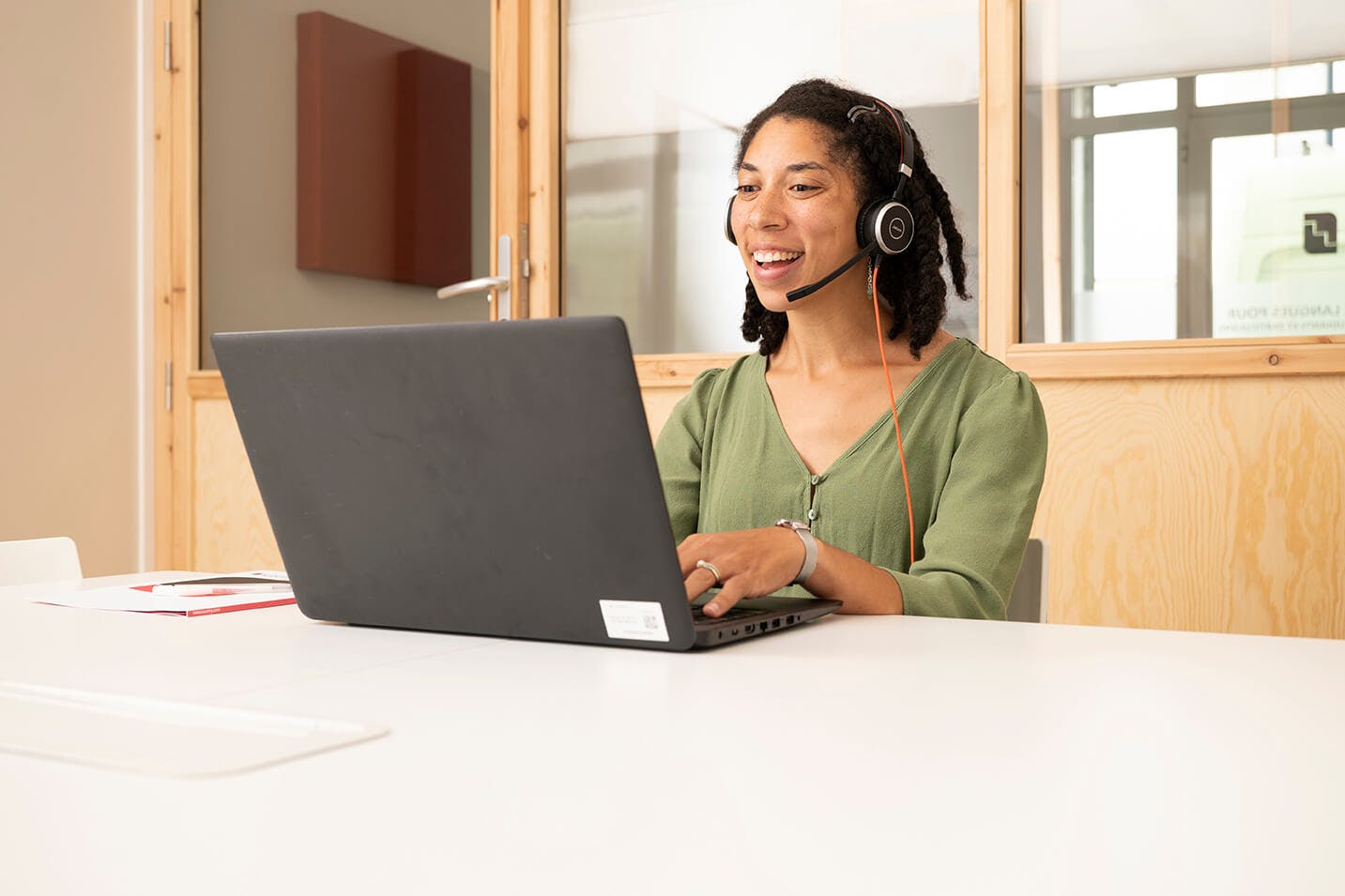 Les femmes sourient en prenant un appel sur son ordinateur